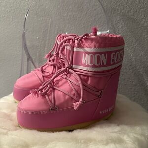 Moon Boot 
NWT